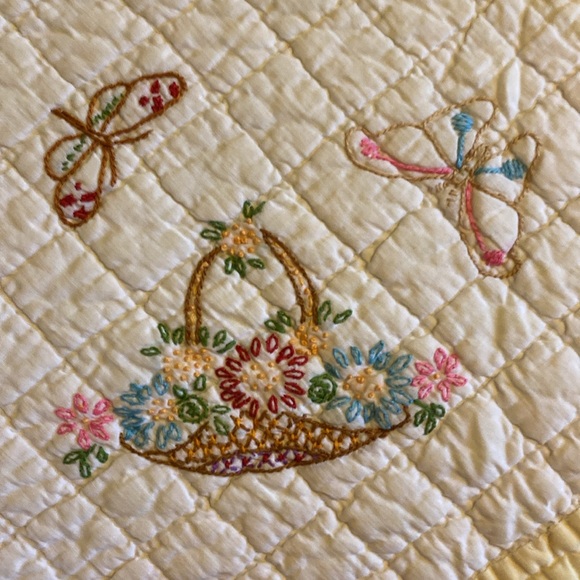 Vintage Embroidered Lightweight Quilt 84”X64” - Picture 6 of 8